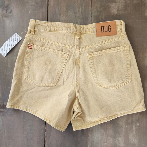 NWT Urban Outfitters BDG Indie Mid Rise Denim Shorts - Size 27 - Picture 2 of 5